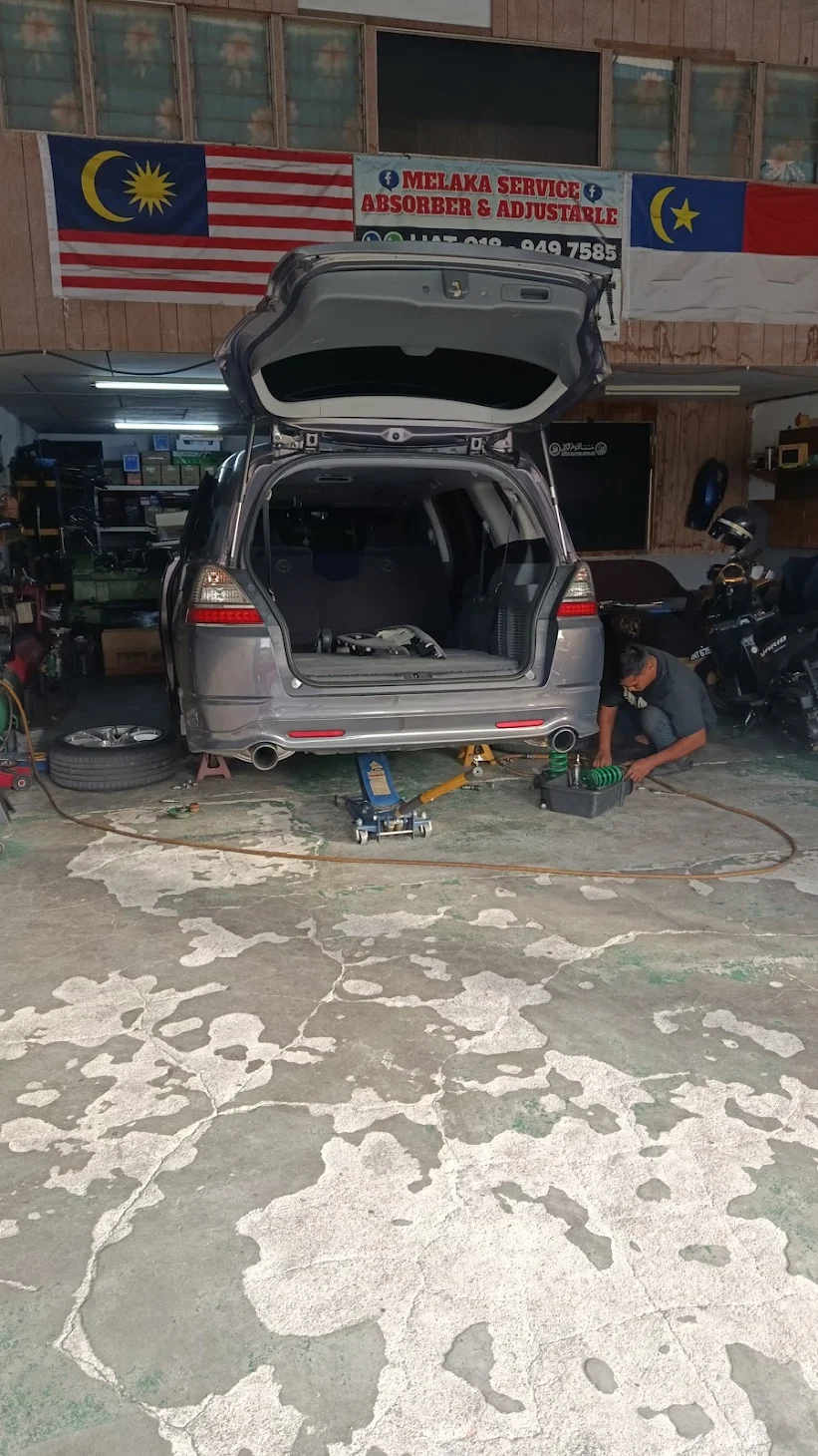 Kereta pelanggan sedang diservis di bengkel